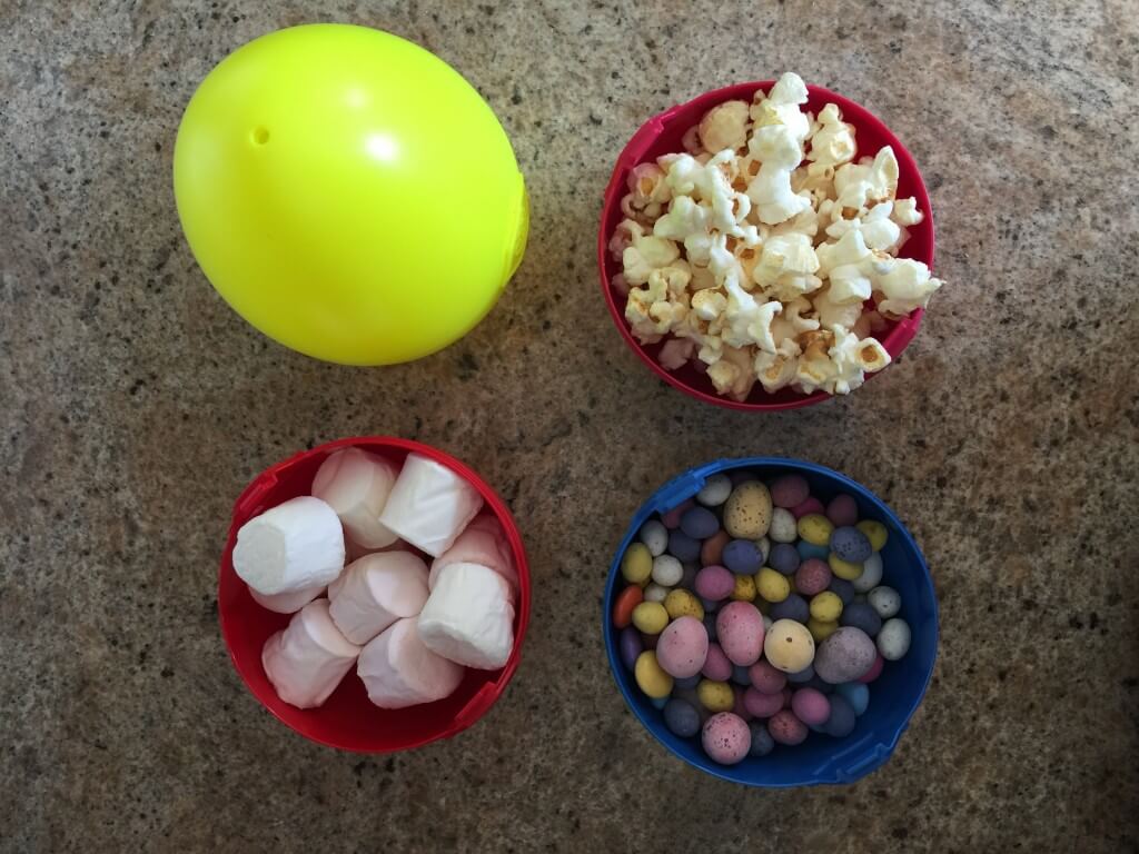 to make simple Easter egg and marshmallow popcorn in Playmobil egg